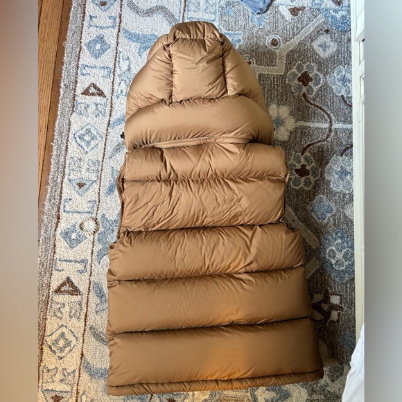 Aritzia puffer vest - Picture 4 of 4